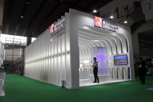 简约与时尚交融 高效展示企业产品信息的展台设计新思路